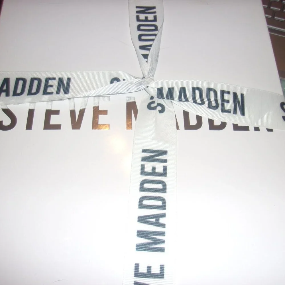 Womens Steve Madden Hat & Scarf new in box